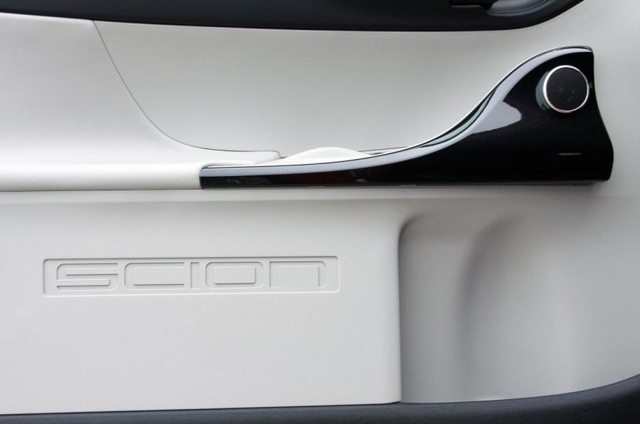 Детали интерьера Scion iQ 2012 года  (фото 58 из 128)